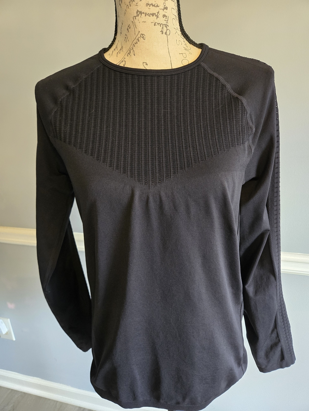 Fabletics Black Crewneck Long Sleeve Compression Tee